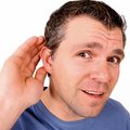 Man biedt luisterend oor
