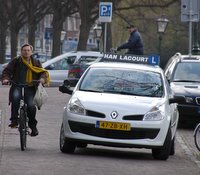 lesauto gaat inparkeren